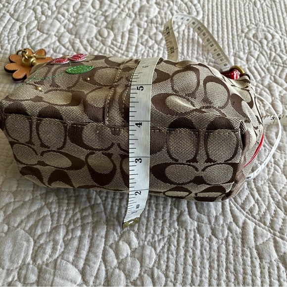 Adorable COACH Signature Collection mini handbag/wristlet with flower appliqué - Picture 16 of 16